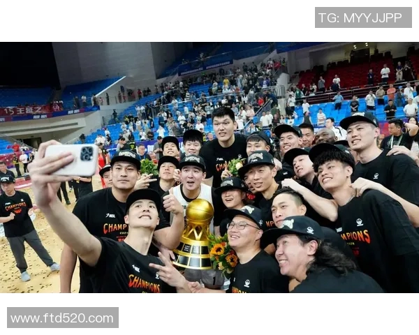 2013年CBA青岛队与北京队激战回顾精彩瞬间与赛场亮点分析